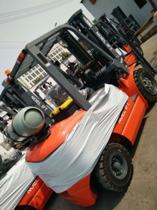 バッテリー駆動四輪電動フォークリフト