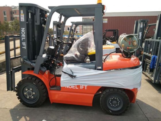 バッテリー駆動四輪電動フォークリフト