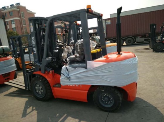 バッテリー駆動四輪電動フォークリフト