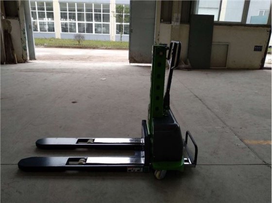 注目の製品自動昇降電動セルフローディングフォークリフト