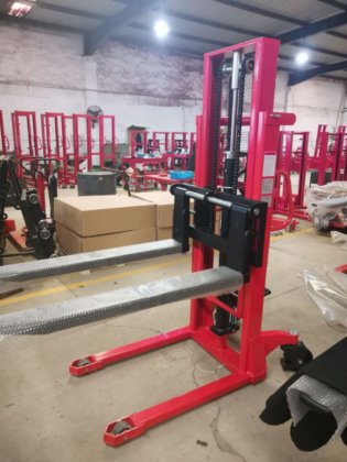 ワイドレッグハンドパレットスタッカー