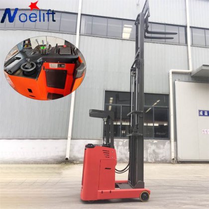 スタンドオン電動リーチスタッカートラック