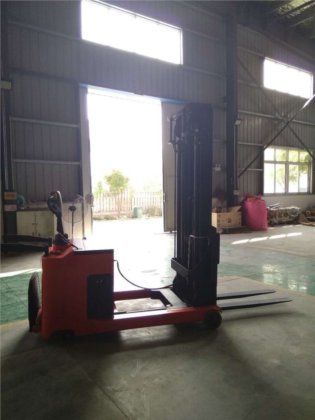 1.5トン電動リーチトラック