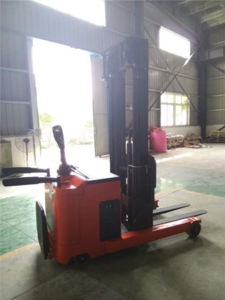 1.5トン電動リーチトラック