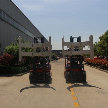 ペーパーロールクランプ付きフォークリフト