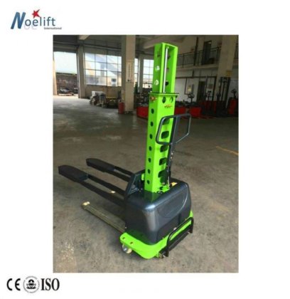 フォークリフトを扱う全電動セルフリフトトラック