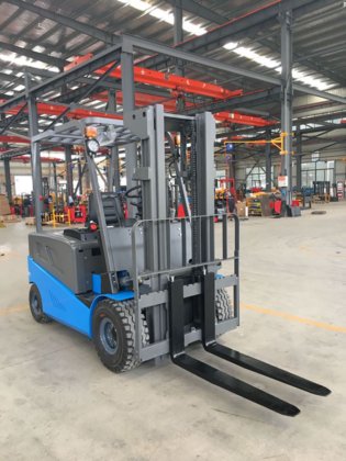 まだ電動フォークリフト