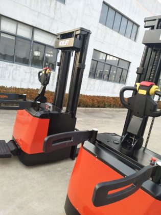 フォークリフトスタッカーの倉庫TB20電動パレットスタッカーTranspaleta