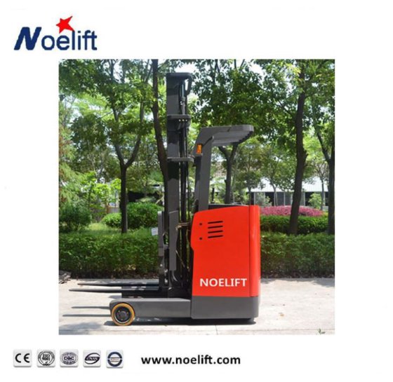 電動リーチトラックの上に立つ