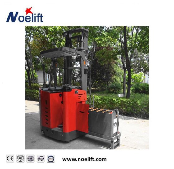 電動リーチトラックの上に立つ