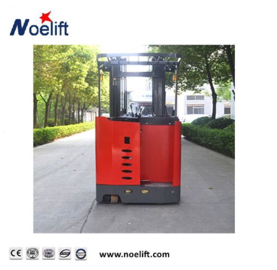 電動リーチトラックの上に立つ