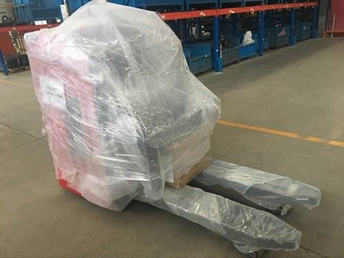 バッテリー駆動の2トンパレットトラック