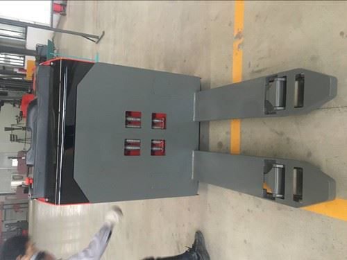 バッテリー駆動の2トンパレットトラック