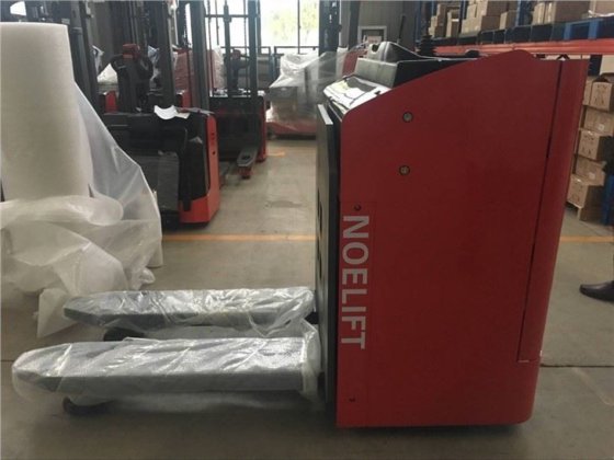 電気リーチ トラック TE40 4 トン