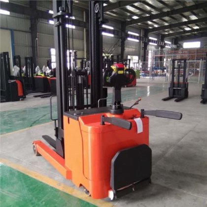 小型電動リーチトラック