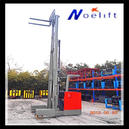 狭い通路で作業する電動リーチトラック