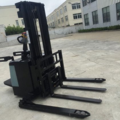軽量電動フォークリフト 1500kg スタッカー