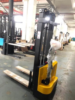 中国 1.5ton 3.5m 電動スタッカー