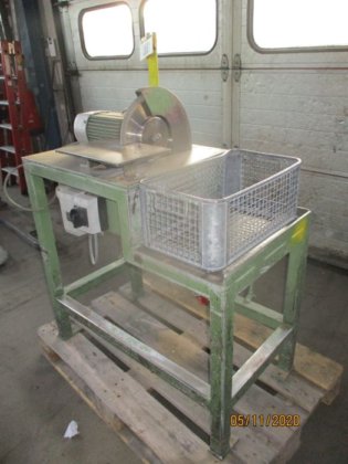 带直径 300 毫米磨盘的脊磨装置