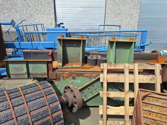 Skip und Austragsrinne für Trommelstrahlanlage