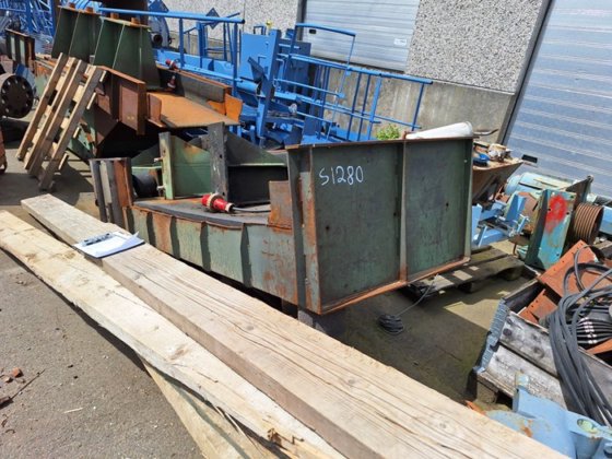 Skip und Austragsrinne für Trommelstrahlanlage