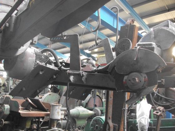 摆式切割机，带机柜，直径 300 毫米