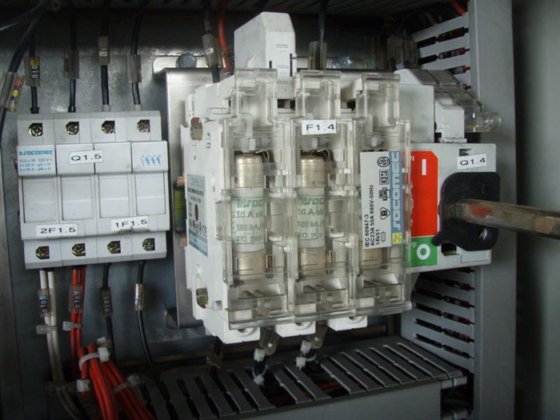 用于提升磁铁的完整控制板