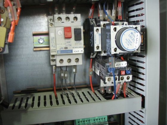 用于提升磁铁的完整控制板