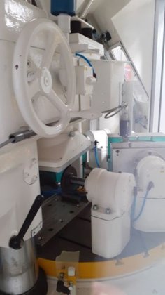 RÖPER 2.5 升射芯机，车削台 - 自动