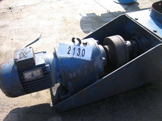 螺旋输送机 4300 毫米，直径 320 毫米