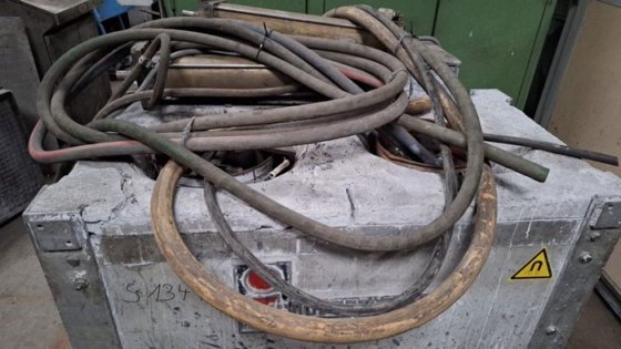 感应炉 INDUCTOTHERM 200 千克，推出式