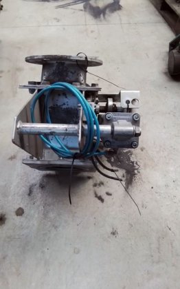 2011 サイロ出口用空気圧フラップ（2 方向）スイッチ