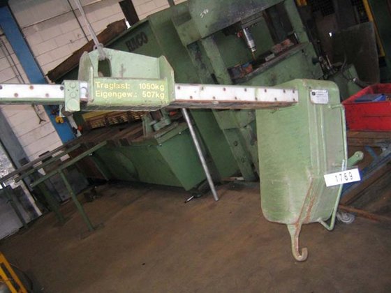 1990 由 DEMAG 电动钢丝绳葫芦驱动的机架返回器，最大重量 1050