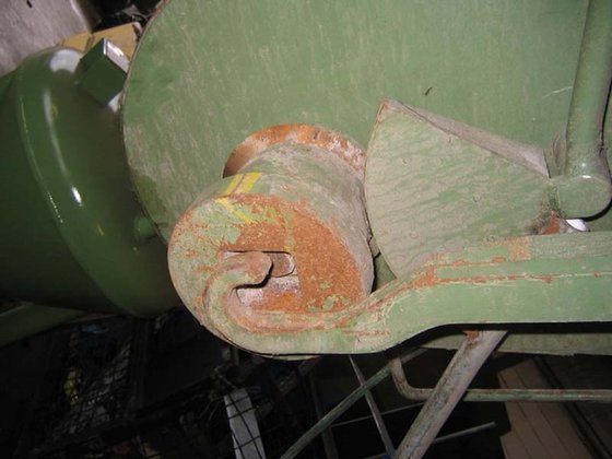 1990 由 DEMAG 电动钢丝绳葫芦驱动的机架返回器，最大重量 1050