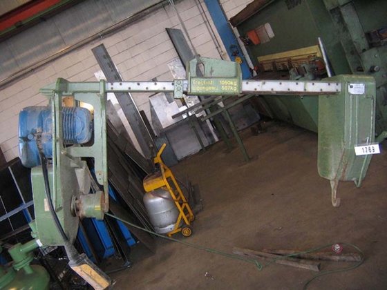 1990 由 DEMAG 电动钢丝绳葫芦驱动的机架返回器，最大重量 1050