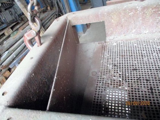 振动筛侧面装有 2 个电机