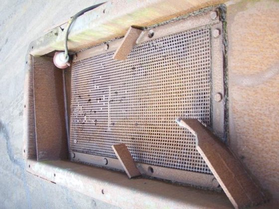 振动筛侧面装有 2 个电机