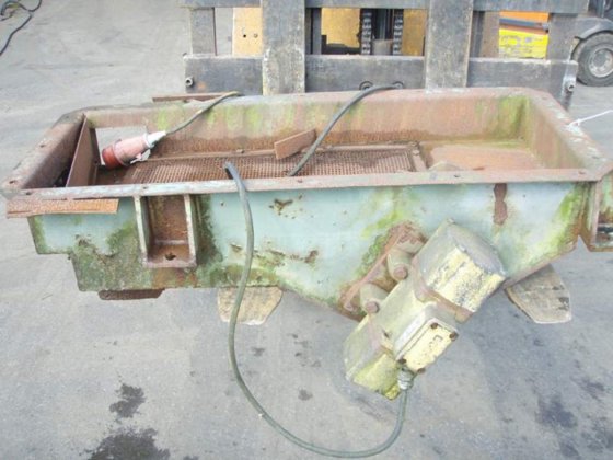 振动筛侧面装有 2 个电机