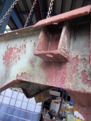 振动筛侧面装有 2 个电机