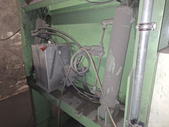 2006 用于堆叠纸箱的液压倾斜装置 SCHWARZ 2000 公斤