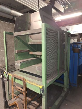 2006 用于堆叠纸箱的液压倾斜装置 SCHWARZ 2000 公斤