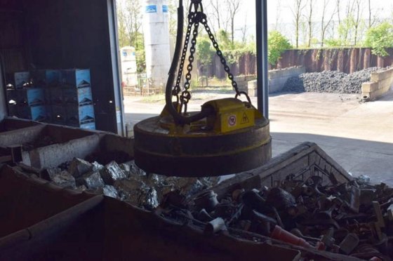 2008 年 10 吨装载起重机和磁铁 ELMEC