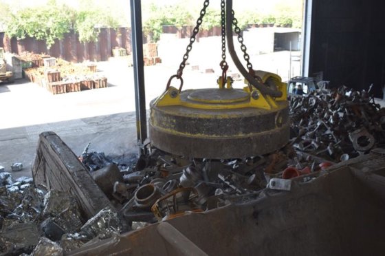 2008 年 10 吨装载起重机和磁铁 ELMEC