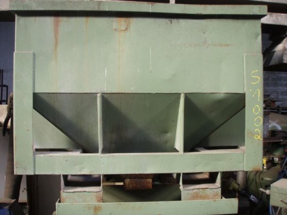 移动沙仓，± 500 升，带卸料输送机