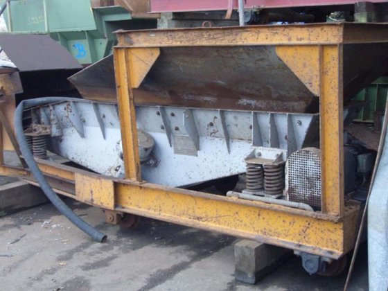 用于感应炉装料的振动输送机，JÖST