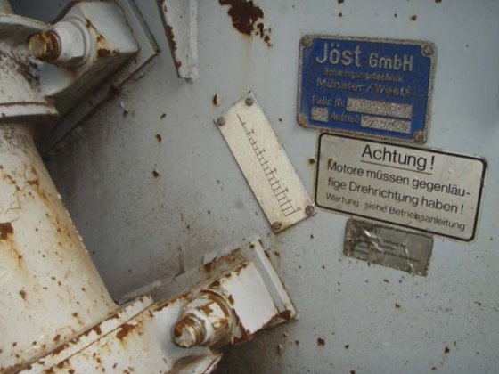 用于感应炉装料的振动输送机，JÖST