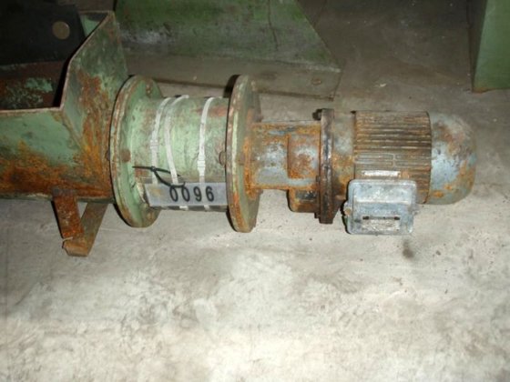 槽式螺旋输送机 1780 毫米，直径 150 毫米