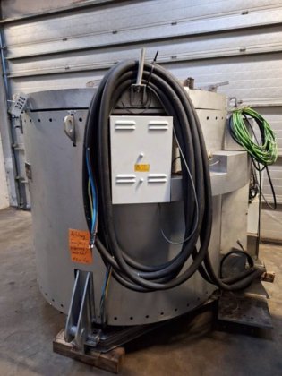 摩根牌±600kg铝制可倾斜式电炉