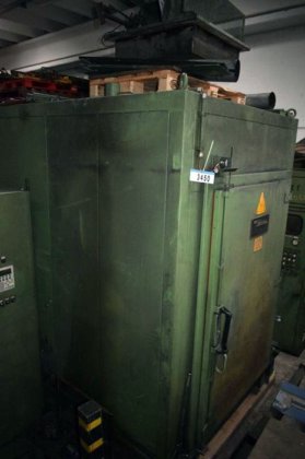 電気式乾燥炉 300°C +- 2.5 m