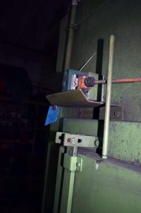 電気式乾燥炉 300°C +- 2.5 m